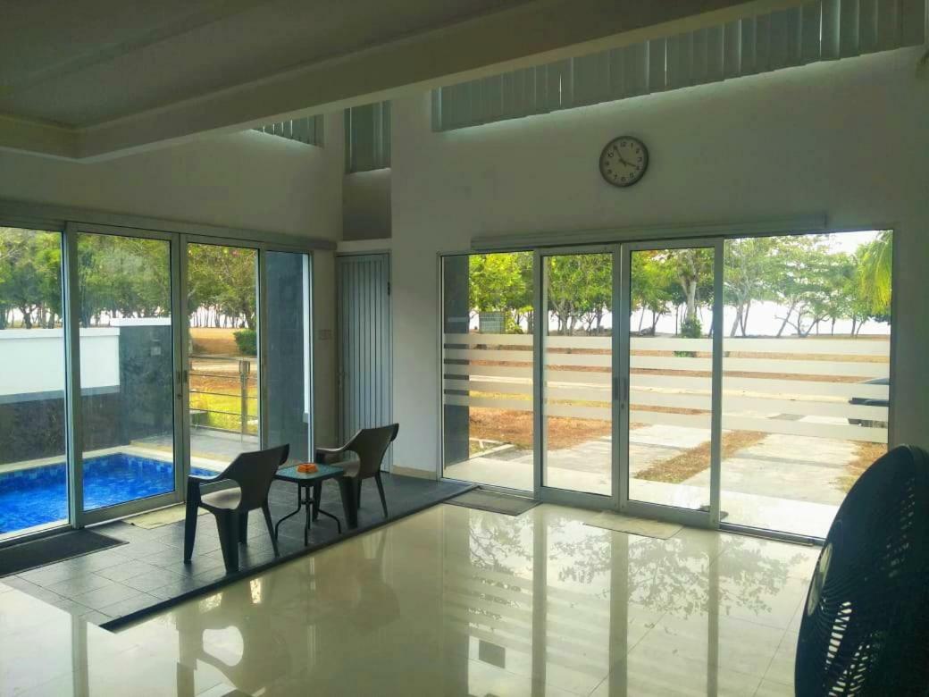 Villa Kaca Tanjung Lesung Extérieur photo